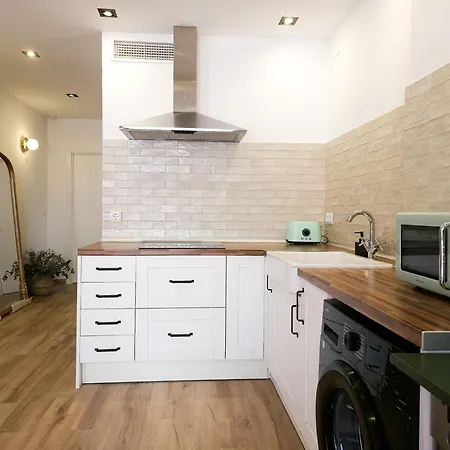 Luxury New 10 Min Walk To The Beach, Netflix, Late Checkout