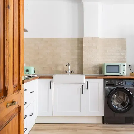 Luxury New 10 Min Walk To The Beach, Netflix, Late Checkout Appartamento