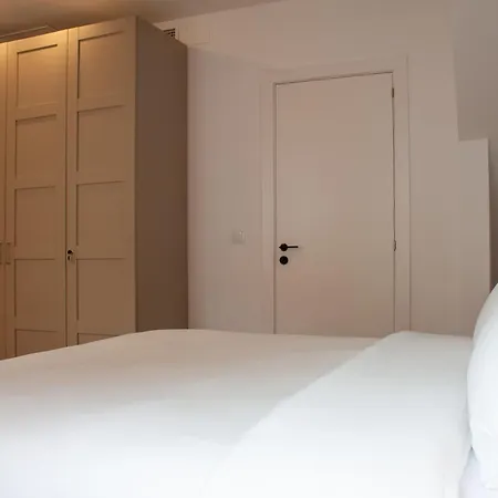Luxury New 10 Min Walk To The Apartment